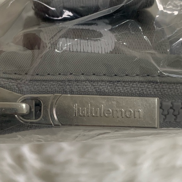 Lululemon Everywhere belt bag 1L, Silver Drop/ White -Discontinued - Picture 12 of 16